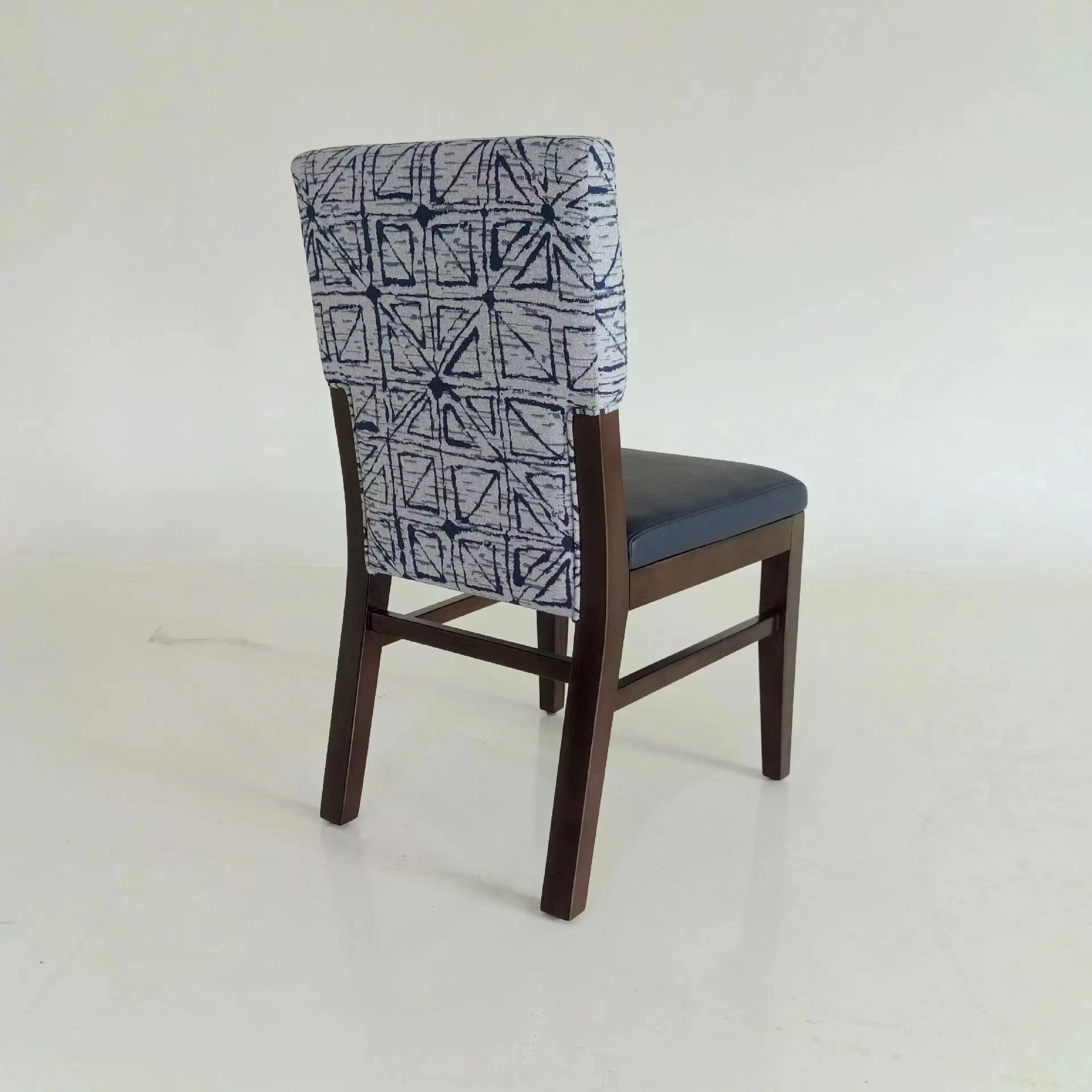 沙发椅子在仁力的结合实际情况的制作下给客户不同的尝试